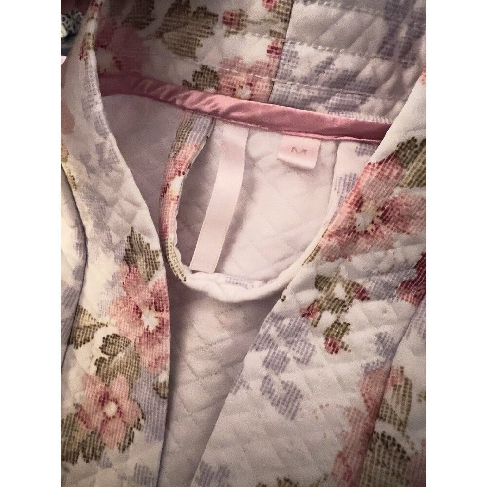 Quilted Robe Women’s Size M Full Front Zip Pockets Floral Print Cross Stitch